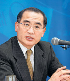 위성락 전 외교통상부 북미국장이 19일 외교부 브리핑룸에서 용산미군기지 이전에 대해 설명하고 있다. 위 전 국장은 20일 국가안전보장회의(NSC)로 전보됐다. -이훈구기자