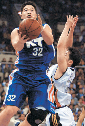 “비켜라.” 24일 부천에서 열린 전자랜드-KTF전에서 조동현(전자랜드·오른쪽)의 수비를 뚫고 레이업슛을 시도하고 있는 현주엽(KTF). 부천=연합