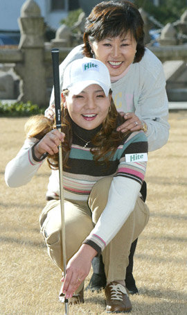 한명현 한국LPGA수석부회장(뒤)이 꼽는 차세대 유망주 김나리(앞). 김나리는 “내실을 다진 뒤 스스로 ‘이제 됐다’고 생각될 때 미국무대에 도전할 것”이라며 활짝 웃었다. 강병기기자