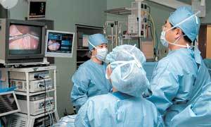 한 대학병원에서 의료진이 복강경에 달린 카메라와 연결된 모니터를 통해 장기 상태를 관찰하며 수술하고 있다.동아일보 자료사진