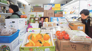 ‘가격은 조금 비싸지만 100% 유기농 식품만 팝니다.’ 조합 방식으로 운영되는 서울 마포구 서교동 마포두레생활협동조합 매장에서 주부들이 찬거리를 둘러보고 있다. 변영욱기자