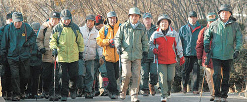 노무현 대통령(앞줄 가운데) 부부가 설 연휴 마지막날인 25일 국무위원 및 대통령수석비서관 등과 함께 청와대 뒤 북악산을 등반했다. 지난해 말부터 시작된 노 대통령의 주말 산행은 이날로 6번째이다. -사진제공 청와대