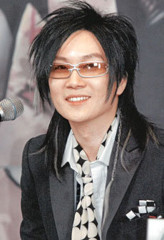 가수 서태지가 25일 오후 서울 하얏트호텔에서 기자회견을 갖고 새 음반과 컴백 기념 콘서트에 대해 설명하고 있다. -연합