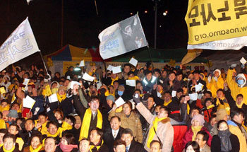 지난해 12월 19일 노무현 대통령 당선 1주년을 맞아 서울 여의도에서 열린 ‘리멤버1219’ 행사. 노사모 등 친노 단체들이 중심이 돼 개최된 이 행사에서 노 대통령은 “시민혁명은 아직도 계속되고 있다”고 강조했다. -동아일보 자료사진