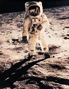 달표면에 서 있는 미국의 아폴로우주인.