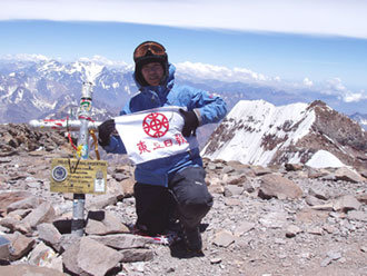 본사 깃발을 들고 남미대륙 최고봉 아콩카과 정상에 선 오은선씨. 그는 3월엔 세계 최고봉 에베레스트에 오를 계획이다. -사진제공 오은선씨