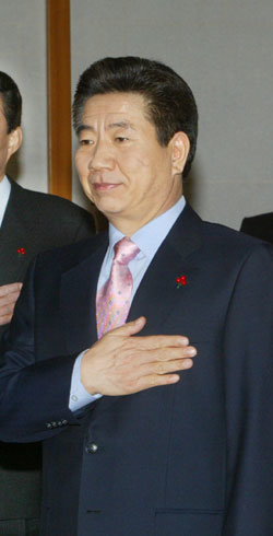 노무현 대통령은 28일 청와대에서 김진표 부총리 겸 재정경제부 장관으로부터 새해 재경부의 업무를 보고 받았다. 노 대통령이 보고를 받기에 앞서 국민의례를 하고 있다.   -청와대사진기자단