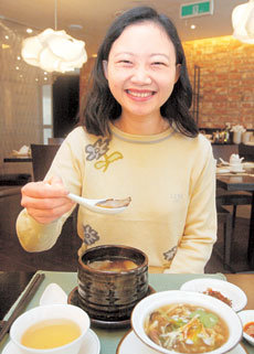 대만인 쉬팅니가 서울시 광진구 구의동에 있는 중식당 ‘메이 찬’에서 불도장과 산라탕을 먹으며 즐거워하고 있다. -이종승기자