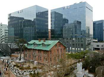 서울 중구 정동 배재학당 터에 최첨단 빌딩이 들어섰다. 앞쪽 구식 건물이 옛 배재학당 동관이고 뒤의 건물 2개 동이 새로 건립된 배재정동빌딩이다. -권주훈기자