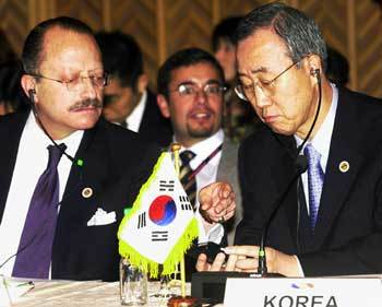 반기문 외교통상부 장관(오른쪽)이 30일 필리핀 마닐라에서 개막된 동아시아-라틴아메리카협력포럼(FEALAC) 외무장관회의에서 통역장비를 점검하고 있다. -AP