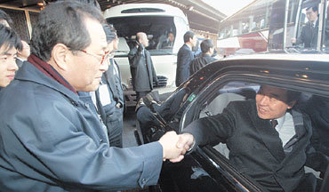 정세현 통일부장관(왼쪽)이 6일 제13차 남북장관급회담을 마치고 서울 중구 장충동 신라호텔을 떠나는 김영성 북측 대표단장을 배웅하고 있다. 두 사람은 이번 회담에서 북측의 금강산관광 중단 위협 및 개성공단 개발 문제 등을 놓고 팽팽히 맞섰다. -사진공동취재단