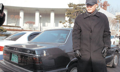 전두환 전 대통령의 차남 재용씨가 괴자금 조사관련 5일에 이어 6일 서울 서초구 서초동 대검찰청에 출두하고 있다. 재용씨는 이날도 14년 된 낡은 콩코드 승용차를 몰고 왔다.