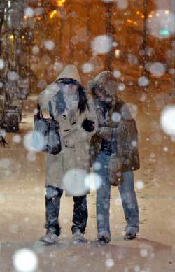 함박눈강추위에 함박눈이 쏟아진 6일 밤 설원으로 변한 서울 광화문에서 젊은 여성 2명이 모자와 목도리로 추위를 막으며 퇴근길을 재촉하고 있다. -안철민기자
