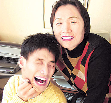 8일 한양대 공대 졸업을 앞둔 뇌성마비 1급 장애인 박지효씨(왼쪽)와 박씨의 어머니 백정신씨가 다정하게 웃으며 지난 4년간의 어려움을 회상했다. -전지원기자