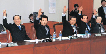9일 이라크 추가파병 동의안의 본회의 상정을 위한 표결이 선포되자 국회 국방위원회 소속 여야 의원들이 손을 들어 찬성 의사를 표시하고 있다. 왼쪽부터 이만섭 이용삼 최명헌(이상 민주당) 천용택(열린우리당) 김종필 의원(자민련). -안철민기자
