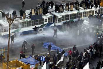 한-칠레 자유무역협정(FTA) 비준 동의안 처리에 반대하는 농민들이 9일 서울 여의도 국회의사당 앞에서 물대포를 쏘는 경찰에 맞서 쇠파이프를 휘두르며 격렬한 시위를 벌였다. 연합