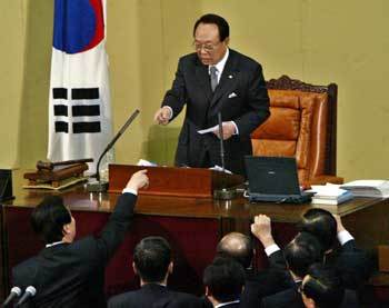 9일 오후 국회 본회의에서 박관용 의장이 한-칠레 자유무역협정(FTA) 비준안을 기명투표 방식으로 처리하겠다고 발표하자 농촌 출신 의원들이 단상으로 뛰어나와 항의하고 있다. 이들은 전광판에 찬성 및 반대 의원의 명단이 떠오르는 전자투표 방식으로 표결해야 한다고 주장했다. -안철민기자