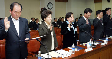 10일 오후 국세청에 대한 국회 법제사법위원회의 청문회에서 손영래 전 국세청장(왼쪽), 김성래 전 썬앤문그룹 부회장(왼쪽에서 세번째) 등 증인들이 선서하고 있다. 이날 청문회엔 주요 증인들이 상당수 불참했다. -김경제기자