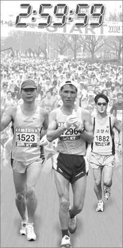 “서브스리 게 섯거라”2004 서울국제마라톤대회서 서브-3에 도전하는 40대 동갑내기 삼총사 장병준 김순홍 김상근씨(왼쪽부터). 동아일보 자료사진 그래픽 강동영기자