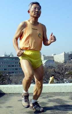 100km 울트라마라톤을 완주한 철각인 이재승교수. 변영욱기자