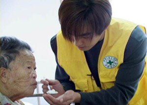 가수 강타가 사랑의 리퀘스트 207회(2002년 2월9일 방송)에 출연해 전남 고흥군에 있는 소록도에서 한센병 환자의 식사를 돕고 있다. 사진제공 KBS
