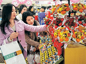 사랑하는 사람을 생각하며 선물을 고르는 것만으로도 행복한 밸런타인데이. 전국 백화점과 할인점은 고객을 끌기 위한 갖가지 밸런타인데이 기획전과 이벤트를 마련했다. 사진제공 현대백화점