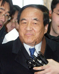 11일 취재진의 질문 공세를 받으며 서울 서대문구 미근동 경찰청에 출두하고 있는 열린우리당 천용택 의원.  -박주일기자