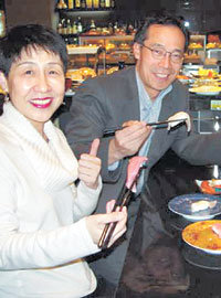 가지 아키히코 소니코리아 부사장(오른 쪽)부부가 일식당 아리마를 찾았다. 이들은 2주일에 한 번 이 식당을 찾는다. 사진제공 아리마