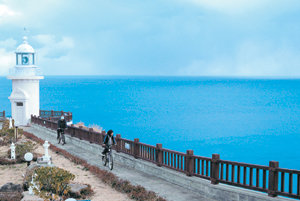등대가 있는 우도봉(132m)에 올라서면 탁 트인 에메랄드 빛 바다와 아름다운 섬 전체를 내려다볼 수 있다. 여기서 바라보는 푸른 물결과 흰 백사장은 우도팔경의 하나로 꼽힌다.