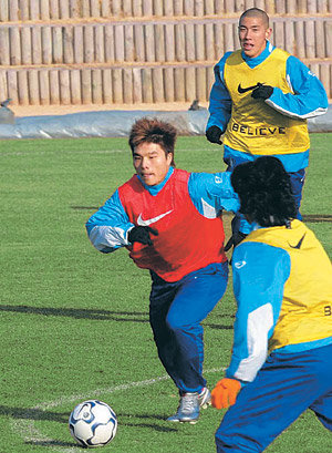 올해 들어 첫 훈련에 들어간 축구대표팀. 태극전사들의 눈이 빛난다. 차두리(위)와 안정환 사이로 드리블하고 있는 ‘리틀 마라도나’ 최성국(왼쪽). 울산=뉴시스