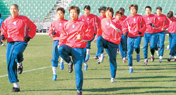 오만과 평가전을 하루 앞둔 13일 울산 문수월드컵경기장에서 몸을 푸는 축구대표팀. 울산=뉴시스