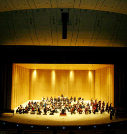 13일 세종문화회관 대극장에서 열린 음향 시연회에서 서울시향이 브루크너의 교향곡 1번을 연주하고 있다. 김미옥기자