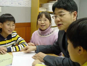 어떻게 공부하면 되죠? 새학년 새학기를 앞두고 자신의 학습태도를 점검받기 위해 ‘공부방법 배우기’프로그램에 참여한 초등학생들.사진제공 에듀토피아중앙교육
