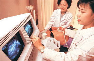 서울의 한 산부인과에서 임산부가 초음파 검사를 받고 있다. 초음파 검사로 알 수 있는 심장기형이나 사지기형의 경우 20% 정도에 불과하다.