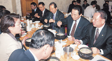 14일 대한의사협회 주최로 고건 총리(오른쪽에서 두번째)와 김화중 보건복지부 장관(왼쪽), 김재정 의협회장(오른쪽) 등 지도층 인사들이 서울 종로구 효자동의 한 삼계탕집에서 닭요리를 먹고 있다. 이날 행사엔 김학준 동아일보 사장도 참석했다.  -변영욱기자