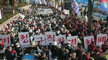 15일 오후 서울 여의도 국회 앞에서 열린 ‘비정규직 차별 철폐 노동자대회’에 참석한 1000여명의 노동자들이 구호를 외치고 있다.  -강병기기자