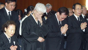 15일 오전 서울 송파구 서울아산병원에서 열린 로버트 김의 부친 김상영 전 국회의원의 영결식장에서 로버트 김의 아내 장명희씨(왼쪽)와 어머니 황태남씨(왼쪽에서 두번째)가 지인들과 함께 고인의 명복을 빌고 있다.  -변영욱기자