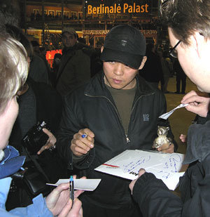영화 ‘사마리아’로 제 54회 베를린국제영화제 감독상을 수상한 김기덕 감독이 15일 시상식이 끝난 뒤 팬들에게 사인해주고 있다. -AP 연합