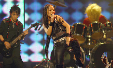 가수 보아가 14일 싱가포르에서 열린 2004년 MTV 아시아 어워즈(MAA)에서 ‘한국의 최고인기가수상’과 ‘아시아에서 가장 영향력 있는 가수상’ 등 2관왕에 올랐다. 보아는 한일 양국을 대표해 참석했다.  -싱가포르=연합