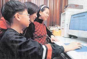 온라인 학습업체를 고를 때는 콘텐츠 업그레이드를 자주 하는지, 내용의 양과 질이 충실한지 등을 꼼꼼히 따져야 한다. 초등학생이 가정에서 인터넷을 통해 공부하는 모습. 동아일보 자료사진