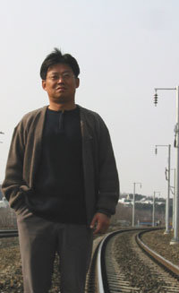 기차가 드문 경부선 부강역(충남 연기군) 인근 철둑길을 지나다 잠시 멈춰선 조창인씨. 그는 “멕시코에서 캐나다까지 6000km를 날아가는 새끼 황제나비를 떠올리면서 소설 ‘길’을 썼다”고 말했다.  -연기=권기태기자