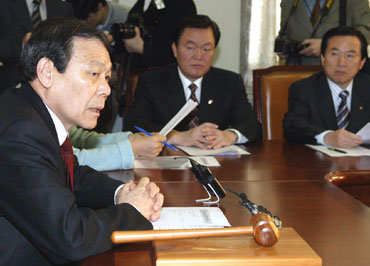 민주당 조순형 대표(왼쪽)는 16일 불법 대선자금과 관련된 기업인들을 관대하게 처리하기 바란다고 언급한 노무현 대통령을 정면 공격했다. 조 대표가 이날 상임중앙위원회의에서 “(이 발언은) 법무부 장관과 검찰총장의 수사에 대한 고유권한을 명백히 침해하는 것”이라고 비판하고 있다.  -연합