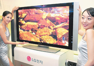 화질개선칩 탑재 엑스캔버스 50인치LG전자는 16일 서울 영등포구 여의도동 LG트윈타워에서 ‘2004 엑스캔버스 전략발표회’를 열고 디지털 영상신호처리 기술을 대폭 향상시킨 화질개선칩 ‘XD엔진’을 선보였다. LG전자는 XD엔진이 탑재된 50인치 플라스마 디스플레이 패널(PDP) TV를 발표했다. 원대연기자