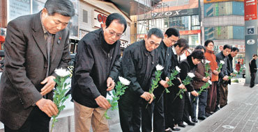 18일은 192명의 고귀한 인명이 희생된 대구지하철 방화 참사 1주년이 되는 날. 이날을 앞두고 대구 곳곳에서는 추모의 물결이 일고 있다. 16일 유가족들이 사고현장인 중앙로역을 찾아 희생자의 넋을 기리며 헌화하고 있다. 18일을 전후해 대구에서는 진혼제 등 각종 행사가 열린다.  -박영대기자