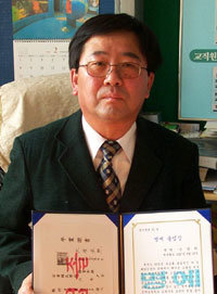 선배들의 한글이름을 찾아 명예졸업장을 만든 충북 옥천군 증약초등학교 김길평 교장.옥천=장기우기자