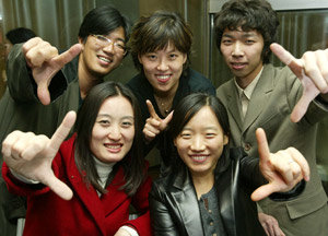 MBC ‘한뼘드라마’ 대본을 쓰는 아마추어 작가 집단 ‘스토리 밴드’. 뒷줄 왼쪽 위부터 시계방향으로 김유평 황경신 전기윤 이인숙 조혜선씨. 조철형씨는 이날 참석하지 못했다. 강병기기자