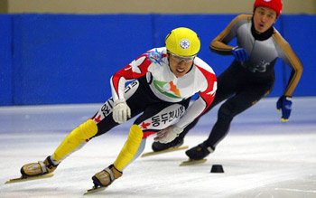 19일 제85회 전국동계체육대회 쇼트트랙 남자일반부 500m 경기에서 힘차게 코너를 도는 김동성(앞). 이날 우승한 그는 2006년 동계올림픽 출전 의사를 밝혔다. 전주=연합