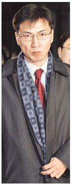 19일 서울 서초구 서초동 서울중앙지법에서는 불법 정치자금을 모금한 혐의로 구속 기소된 노무현 대통령의 측근 안희정씨가 ‘왜 기업들로부터 돈을 받았는지’를 놓고 검찰과 공방을 벌였다. 지난해 12월 12일 안씨의 검찰 소환 당시 모습.  -동아일보 자료사진