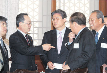 일자리 만들기 경제지도자 회의이헌재 경제부총리(왼쪽)가 19일 청와대에서 열린 일자리 창출 경제지도자 회의에서 박용성 대한상공회의소 회장 등 참석자들과 이야기를 나누고 있다. 이날 정부는 올해부터 5년간 200만개의 일자리를 만들겠다는 계획을 발표했으나 실현가능성에 대해 회의적 반응이 적지 않다.박경모기자