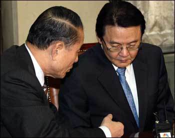 논의하는 홍사덕총무와 이상득총장20일 오전 국회에서 열린 주요당직자회의에서 홍사덕총무와 이상득총장이  뭔가를 논의하고 있다.[연합]